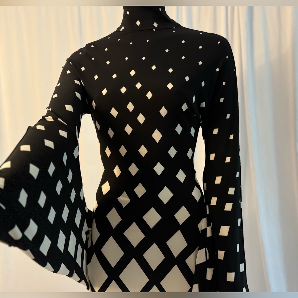 Truly unique retro 60s mini dress, batwing sleeves. Soft polyester. Stretchy. - Picture 3 of 8